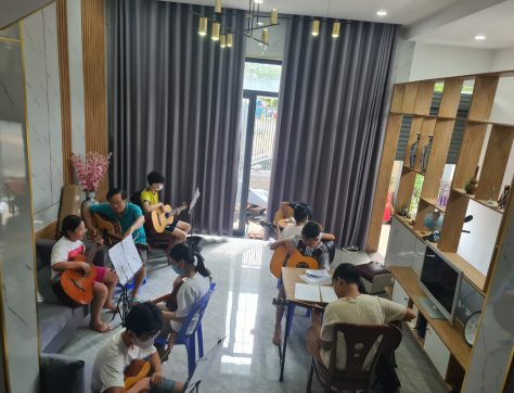 Học guitar tại lớp nhạc Hoàng Hải