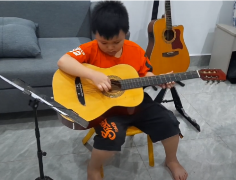 Buổi học guitar đầu tiên